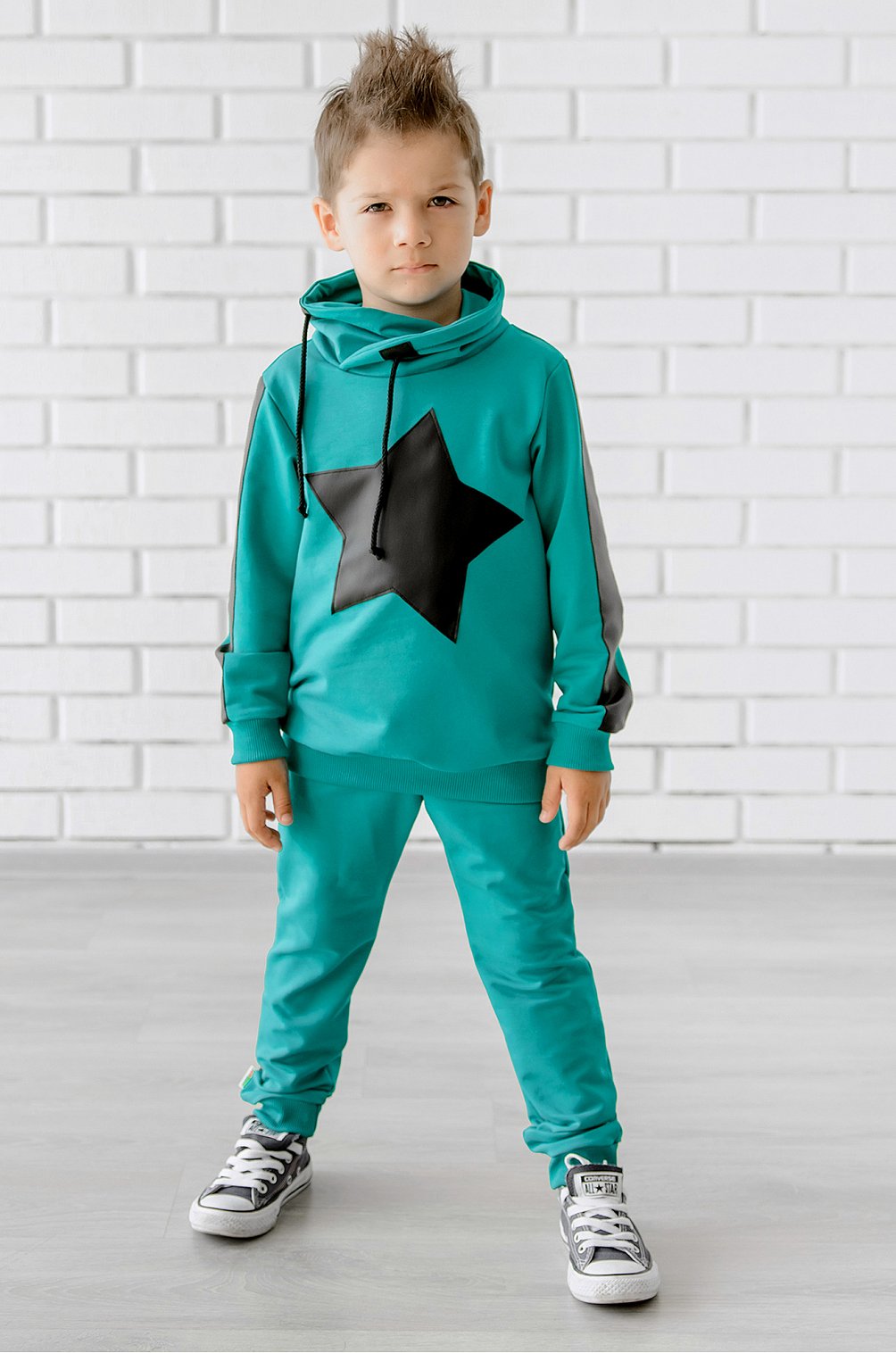 Модный спортивный костюм для мальчика