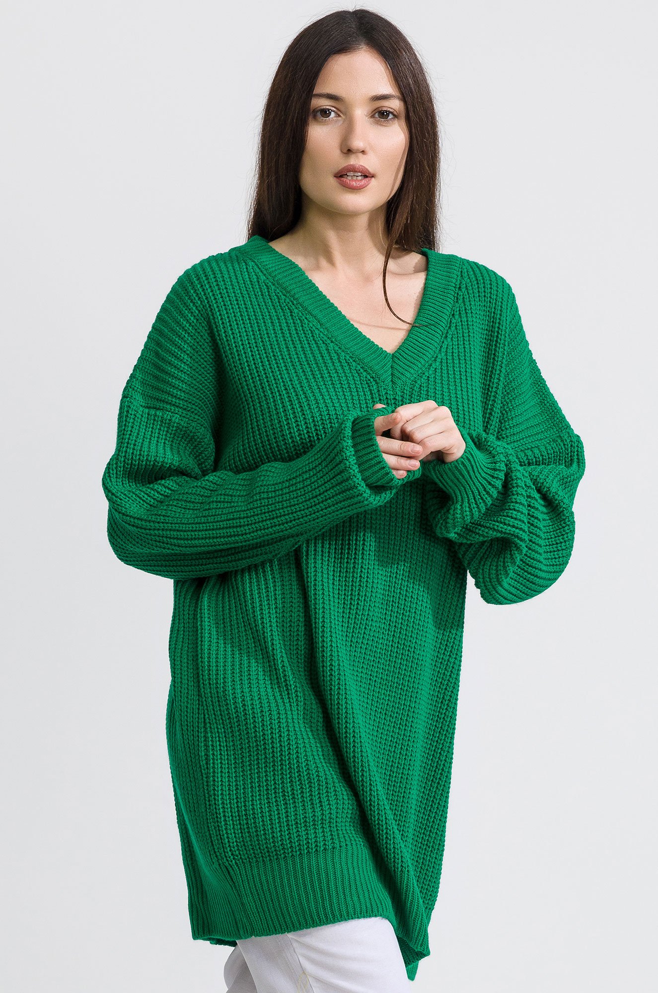 Вязаный женский пуловер оверсайз спицами от дизайнера Junko Okamoto.