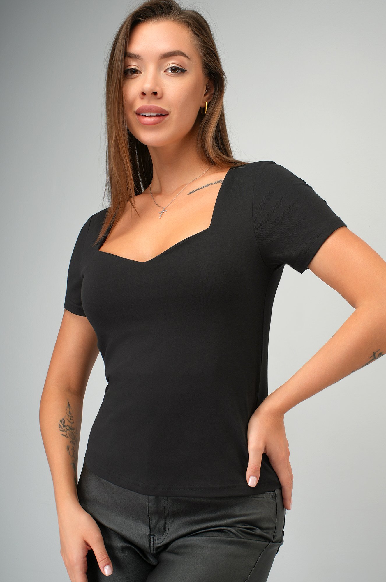 Женская футболка с глубоким вырезом Happyfox