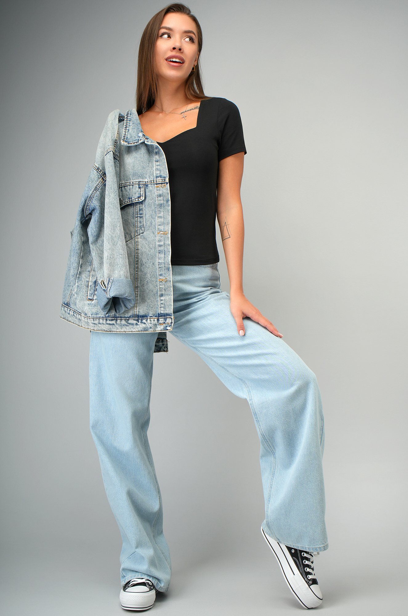 Женская футболка с глубоким вырезом Happyfox