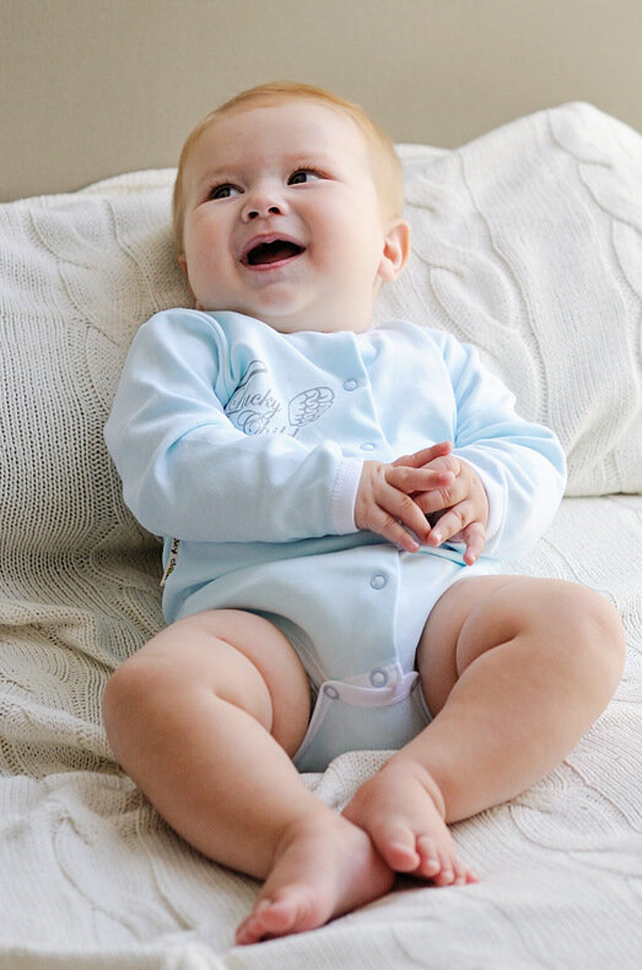 малыш в бодике. 36 самых маленьких. младенец в бодике. 36 самых маленьких. много игрушек для детей.