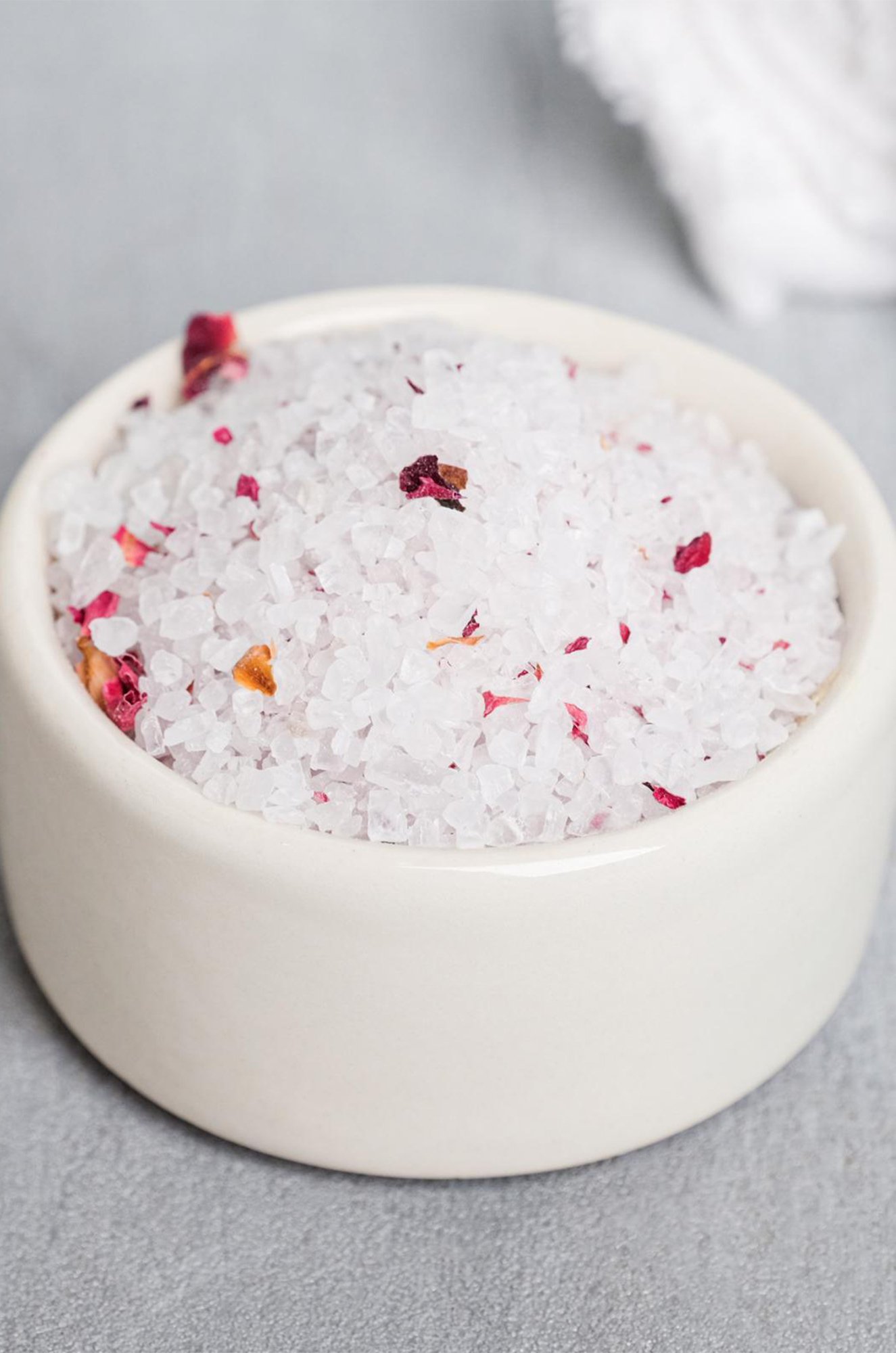 Расслабляющая соль для ванны с лепестками розы 370 гр Beauty Fox
