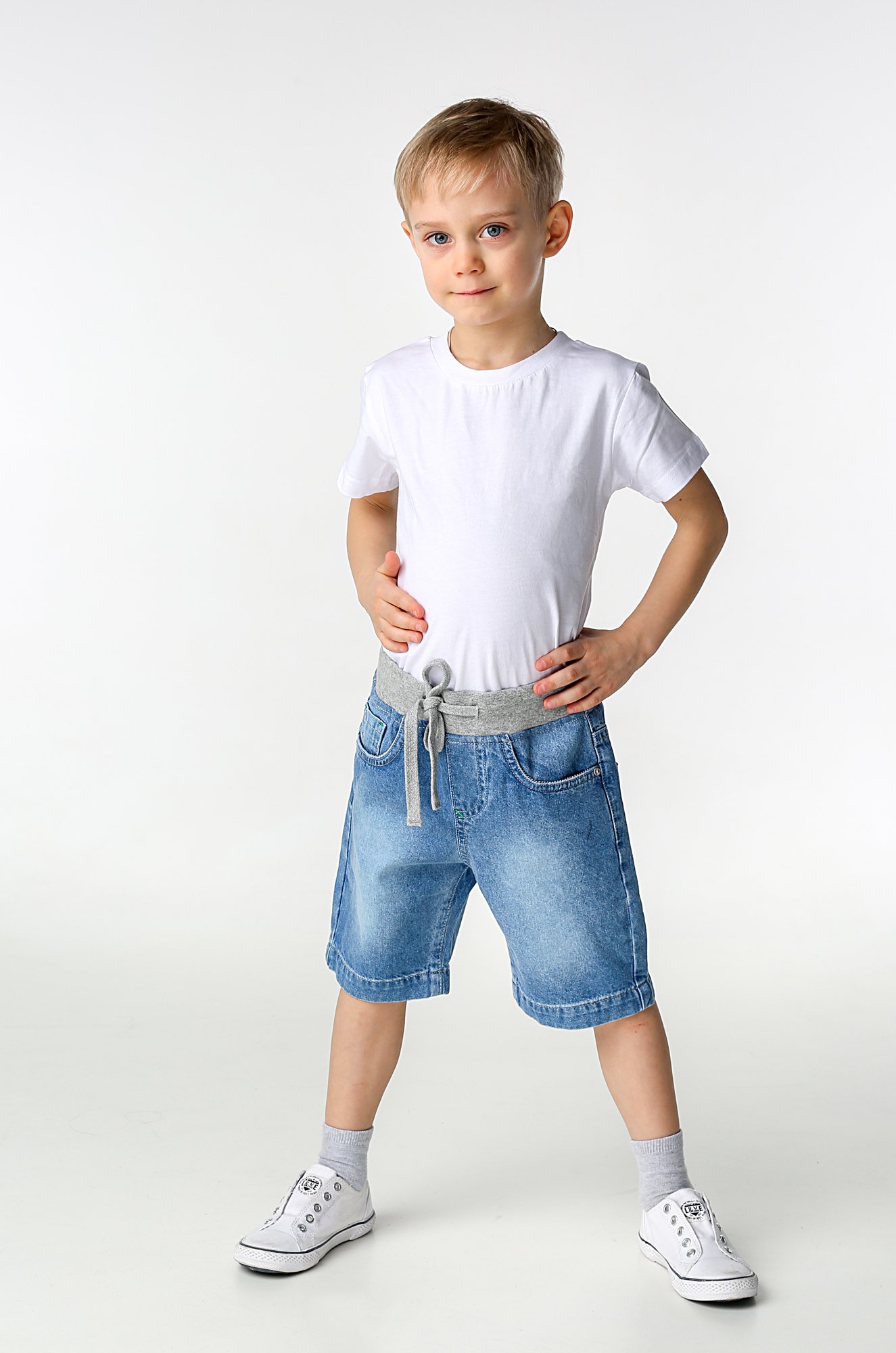 Мальчик в джинсовых шортах