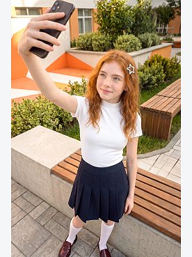 белый