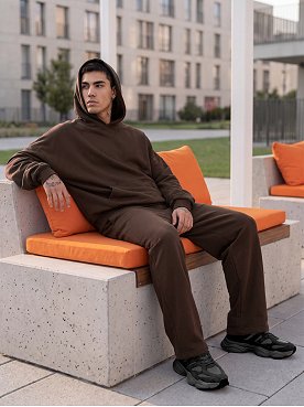 коричневый