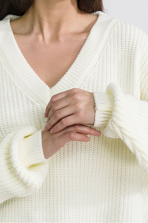 Вязаные белые свитера спицами для женщин - 74 фото