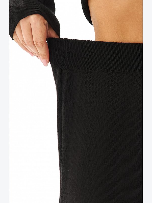 Женский вязаный костюм с юбкой Happyfox